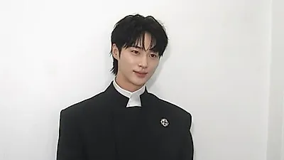 변우석, KMA 2026 시상자 등장... 올블랙 수트 차림으로 눈길