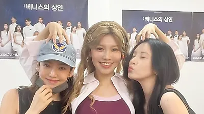 서현·효연, 최수영 연극 관람 '데이트'…태티서 리더의 끈끈한 우정