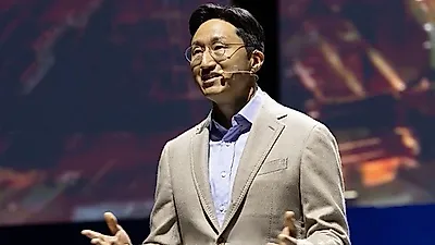 노홍철, APEC 현장서 정의선 회장에 “형님”...주먹 인사까지