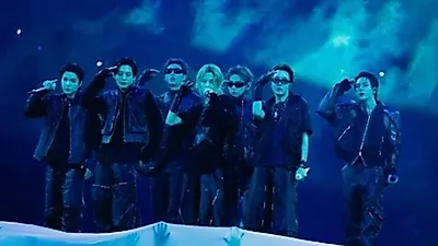 마크롱 대통령 부부, BTS 파리 공연장 깜짝 방문... '아미밤' 든 모습 포착