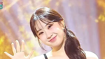 전유진, 핑크빛 드레스로 밝힌 음악 방송 현장 근황... '음중 이모저모'
