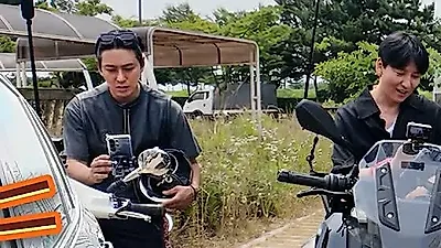 キム・ナムギル、猛暑の坂道を駆け戻る…旅先でにじんだ優しさと少年の笑顔