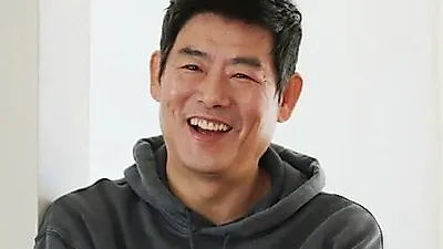 평범한 직장인인 줄 알았는데... 공효진·성동일의 반전 이중생활 담은 '유부녀 킬러' 티저 공개