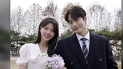 엄현경, MBC 연기대상 뒤 꽃길 산책…오버올 차림 미소