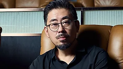 Hwang Jung-min signs on before reading a page of Na Hong-jin's Hope