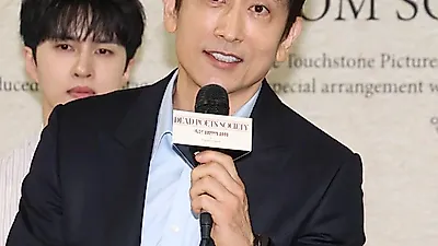 차인표, 데뷔 34년 만의 첫 연극 도전…'죽은 시인의 사회' 주인공 낙점